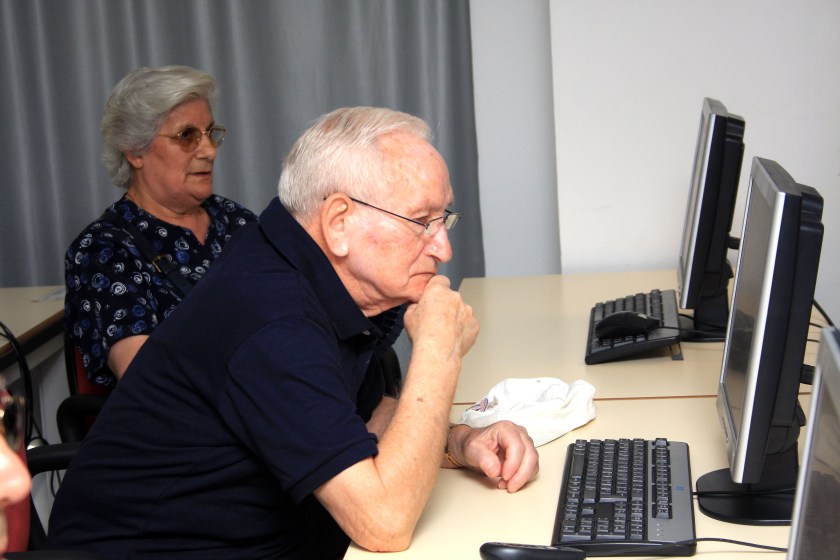 La biblioteca organiza el programa Entrenador digital para mayores de 60 años: 12 sesiones gratuitas en abril y mayo. Inscripciones desde el 30 de marzo.