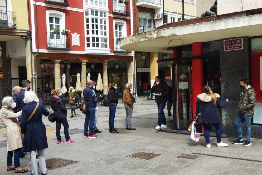 La demanda de hipotecas entre mayores de 45 años crece un 25 % en el último año y ya representa una de cada cuatro solicitudes en España. La mayoría se destinan a la compra de vivienda habitual de segunda mano, con un importe medio del préstamo un 11 % mayor que en 2024.