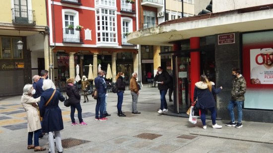 La demanda de hipotecas entre mayores de 45 años crece un 25 % en el último año y ya representa una de cada cuatro solicitudes en España. La mayoría se destinan a la compra de vivienda habitual de segunda mano, con un importe medio del préstamo un 11 % mayor que en 2024.