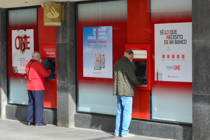 Policía Nacional Palencia, estafas bancarias, phishing, vishing, smishing, fraudes telefónicos, estafas por SMS, correos fraudulentos, ciberdelincuencia, seguridad bancaria, denuncias Palencia, prevención de estafas.