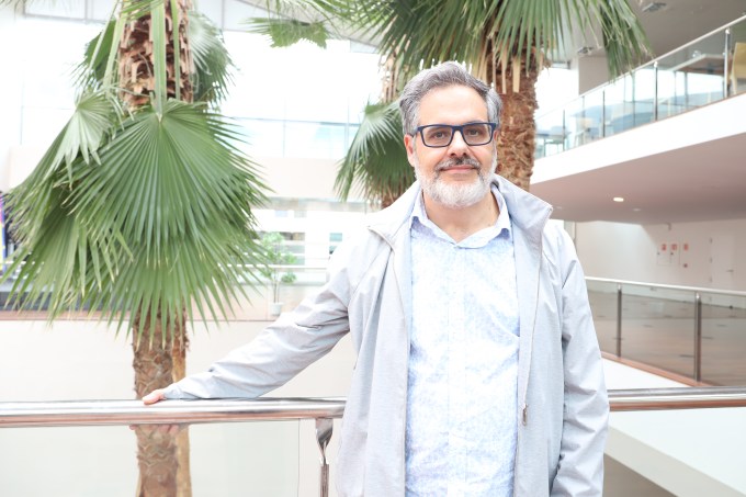 Entrevista con el voluntario de Cruz Roja que convierte en música su pasión por las usuarias del programa de envejecimiento activo de la asamblea vallisoletana