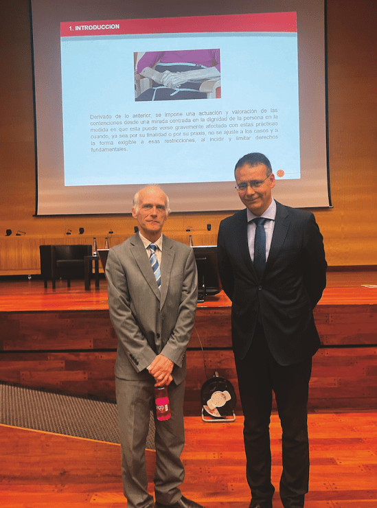 El Simposio Internacional en Valladolid abordó la eliminación de sujeciones en cuidados de larga duración, con expertos en geriatría y salud. ¡Conoce más sobre este modelo innovador