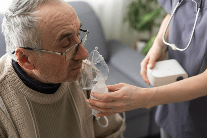 La Enfermedad Pulmonar Obstructiva Crónica, conocida como EPOC, es una afección que afecta la respiración y requiere atención constante. En Castilla y León, hay más de 55,000 personas en tratamiento por EPOC, distribuidas en las nueve provincias. Estas personas enfrentan desafíos diarios en su salud y calidad de vida, por lo que se ha lanzado un nuevo programa para ayudarles a gestionar mejor su enfermedad. Este Programa de Paciente Activo en EPOC se basa en el modelo exitoso de autocuidado de Sacyl, usado desde 2014 en el tratamiento de la diabetes tipo 2. La idea es que los propios pacientes aprendan a cuidar mejor de su salud, con el apoyo de profesionales, para mejorar su calidad de vida y hacer frente a los retos diarios de la EPOC. ¿En Qué Consiste el Programa? El programa se centra en el autocuidado y el apoyo entre pacientes. Con ayuda de enfermeros, neumólogos, fisioterapeutas y otros especialistas, las personas con EPOC pueden aprender a gestionar mejor su enfermedad. Este equipo multidisciplinar de Sacyl, junto con la Sociedad Castellana y Leonesa de Patología Respiratoria (SOCALPAR), ha trabajado desde junio de 2023 en el diseño de este programa para hacerlo accesible y útil para los pacientes. Uno de los logros de este esfuerzo es la creación de la Guía del Paciente Activo en EPOC. Este documento contiene información clara y práctica sobre la EPOC y ofrece consejos para que los pacientes mejoren su bienestar y desarrollen hábitos de vida saludables. La guía está diseñada para ser una herramienta útil tanto para los pacientes como para los profesionales de la salud. Resultados y Beneficios del Programa El programa ya ha sido probado en el Centro de Salud de Valladolid Rural II, donde los pacientes que participaron en sesiones educativas y talleres prácticos han experimentado una mejora en el control de su enfermedad y en su calidad de vida. Al aprender nuevas habilidades para gestionar la EPOC de forma autónoma, estos pacientes ahora pueden cuidarse mejor y tomar decisiones más informadas sobre su salud. Este enfoque, centrado en el paciente, permite a la Gerencia Regional de Salud ofrecer una atención más personalizada y eficaz. La meta es que las personas con EPOC y otras enfermedades crónicas puedan llevar una vida más plena y saludable, reduciendo el impacto de su enfermedad en el día a día. Compromiso con la Atención a la Cronicidad La Consejería de Sanidad de Castilla y León apuesta por una atención integral a la cronicidad, que no solo trata la enfermedad, sino que también promueve la prevención y el autocuidado. El Programa de Paciente Activo en EPOC es un paso importante en este camino, ayudando a que los pacientes se conviertan en protagonistas de su salud. Con esta iniciativa, se espera que muchas más personas en Castilla y León puedan beneficiarse de una atención de calidad y adaptada a sus necesidades. A través de la educación, el apoyo de los profesionales y la guía del autocuidado, el programa ofrece una mejor calidad de vida para las personas que viven con EPOC.