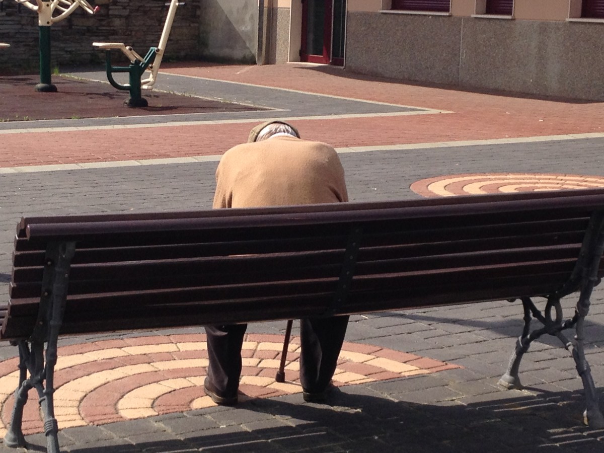 Cuatro de cada diez personas mayores desconoce que existen servicios para prevenir la soledad no deseada, según un informe europeo