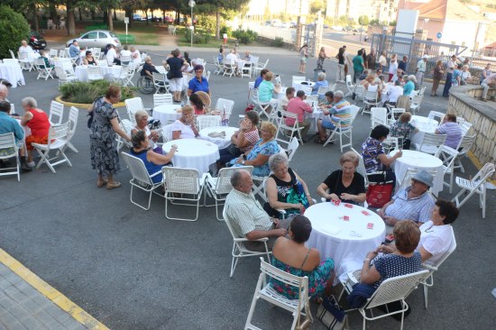 Un total de 15 centros de mayores repartidos por distintas comunidades autónomas iniciarán a comienzos de 2026 su adhesión al programa Desatar 2.0, una iniciativa pionera orientada a mejorar de forma integral la atención a las personas mayores con demencia en el ámbito residencial. El programa está impulsado por la Confederación Española de Organizaciones de Mayores (CEOMA) y supone un salto cualitativo respecto al modelo tradicional de cuidados. De estos centros, ocho pertenecen al Grupo Savia, con presencia destacada en la Comunidad Valenciana, mientras que los siete restantes forman parte del Grupo Emera, una de las grandes cadenas residenciales de ámbito estatal. Ambas entidades se consolidan así como principales precursoras de la implantación del programa, con el objetivo de extender progresivamente estos estándares al conjunto de sus centros. Un paso más allá de la eliminación de sujeciones Los programas Desatar y Desatar 2.0 están dirigidos por el doctor Antonio Burgueño y promovidos por CEOMA con un objetivo claro: erradicar las sujeciones físicas y el uso inadecuado de psicofármacos en personas mayores con Alzheimer y otros procesos de demencia, garantizando cuidados dignos y personalizados. Actualmente, más de 200 residencias en España ya han eliminado las sujeciones, demostrando que es posible ofrecer una atención segura y respetuosa sin recurrir a restricciones físicas o químicas. El programa Desatar 2.0 da un paso más y permite a los centros ampliar su acreditación como “Centros Especialmente Amigables con las Personas Mayores con Demencia”, siempre que cumplan con 65 exigentes parámetros de calidad asistencial. Formación, espacios y organización: las claves del modelo La adhesión al programa implica un proceso de transformación profunda, sustentado en la formación continuada de los profesionales, la revisión de los modelos organizativos y la adaptación de los espacios. “La idea fuerza de Desatar 2.0 es vivir bien con demencia en una residencia”, subraya Burgueño, quien destaca que, aunque los centros libres de sujeciones ya son más amigables, “todavía se puede mejorar mucho más la vida de estas personas”. Entre los 65 criterios que evalúa el programa se incluyen: Formación especializada de los equipos profesionales. Diseño de espacios adaptados y seguros. Organización flexible de la convivencia. Uso de herramientas específicas de atención centrada en la persona. Información y acompañamiento a las familias. El entorno adquiere un papel central como “tercer cuidador”, con espacios diferenciados que responden a las distintas necesidades, capacidades y ritmos de las personas residentes. Un reto asistencial de primer orden Según los datos manejados por el programa, el 67% de las personas que viven en residencias presentan algún tipo de demencia. Cuando no se aplican modelos específicos, muchas de ellas sufren sobrestimulación, infraestimulación o demandas cognitivas inadecuadas, lo que impacta directamente en su bienestar y calidad de vida. En este contexto, el presidente de CEOMA, José Luis Fernández Santillana, ha reclamado mayores recursos públicos, tanto para mejorar los diagnósticos precoces como para reforzar la atención domiciliaria. “El Alzheimer no borra la dignidad de las personas que lo padecen, y es una obligación colectiva garantizar los cuidados que necesitan”, ha señalado. Un modelo alineado con la atención centrada en la persona La implantación de Desatar 2.0 refuerza el avance hacia un modelo de atención más humano, ético y basado en la evidencia, alineado con los principios de la atención centrada en la persona y con las recomendaciones de los organismos internacionales en materia de envejecimiento y dependencia. La adhesión de estas 15 residencias marca un nuevo hito en la transformación del sector y sitúa a España como referente europeo en cuidados libres de sujeciones y centrados en la dignidad de las personas con demencia. Sobre CEOMA La Confederación Española de Organizaciones de Mayores (CEOMA) es una entidad sin ánimo de lucro dedicada a la defensa de los derechos de las personas mayores. Representa a más de 800.000 socios de base y más de 1.500 asociaciones, integrando a 26 organizaciones de mayores de distintas comunidades autónomas. Más información: https://www.ceoma.org