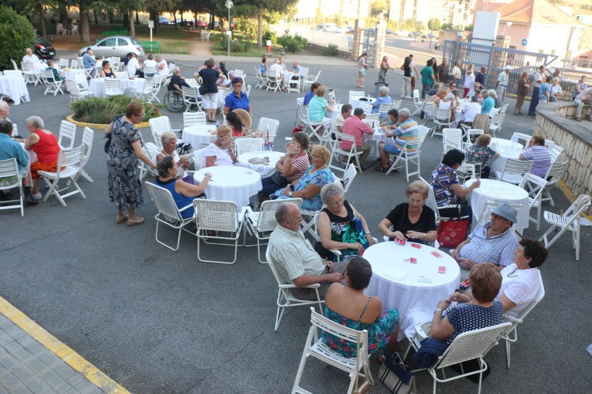 Un total de 15 centros de mayores repartidos por distintas comunidades autónomas iniciarán a comienzos de 2026 su adhesión al programa Desatar 2.0, una iniciativa pionera orientada a mejorar de forma integral la atención a las personas mayores con demencia en el ámbito residencial. El programa está impulsado por la Confederación Española de Organizaciones de Mayores (CEOMA) y supone un salto cualitativo respecto al modelo tradicional de cuidados. De estos centros, ocho pertenecen al Grupo Savia, con presencia destacada en la Comunidad Valenciana, mientras que los siete restantes forman parte del Grupo Emera, una de las grandes cadenas residenciales de ámbito estatal. Ambas entidades se consolidan así como principales precursoras de la implantación del programa, con el objetivo de extender progresivamente estos estándares al conjunto de sus centros. Un paso más allá de la eliminación de sujeciones Los programas Desatar y Desatar 2.0 están dirigidos por el doctor Antonio Burgueño y promovidos por CEOMA con un objetivo claro: erradicar las sujeciones físicas y el uso inadecuado de psicofármacos en personas mayores con Alzheimer y otros procesos de demencia, garantizando cuidados dignos y personalizados. Actualmente, más de 200 residencias en España ya han eliminado las sujeciones, demostrando que es posible ofrecer una atención segura y respetuosa sin recurrir a restricciones físicas o químicas. El programa Desatar 2.0 da un paso más y permite a los centros ampliar su acreditación como “Centros Especialmente Amigables con las Personas Mayores con Demencia”, siempre que cumplan con 65 exigentes parámetros de calidad asistencial. Formación, espacios y organización: las claves del modelo La adhesión al programa implica un proceso de transformación profunda, sustentado en la formación continuada de los profesionales, la revisión de los modelos organizativos y la adaptación de los espacios. “La idea fuerza de Desatar 2.0 es vivir bien con demencia en una residencia”, subraya Burgueño, quien destaca que, aunque los centros libres de sujeciones ya son más amigables, “todavía se puede mejorar mucho más la vida de estas personas”. Entre los 65 criterios que evalúa el programa se incluyen: Formación especializada de los equipos profesionales. Diseño de espacios adaptados y seguros. Organización flexible de la convivencia. Uso de herramientas específicas de atención centrada en la persona. Información y acompañamiento a las familias. El entorno adquiere un papel central como “tercer cuidador”, con espacios diferenciados que responden a las distintas necesidades, capacidades y ritmos de las personas residentes. Un reto asistencial de primer orden Según los datos manejados por el programa, el 67% de las personas que viven en residencias presentan algún tipo de demencia. Cuando no se aplican modelos específicos, muchas de ellas sufren sobrestimulación, infraestimulación o demandas cognitivas inadecuadas, lo que impacta directamente en su bienestar y calidad de vida. En este contexto, el presidente de CEOMA, José Luis Fernández Santillana, ha reclamado mayores recursos públicos, tanto para mejorar los diagnósticos precoces como para reforzar la atención domiciliaria. “El Alzheimer no borra la dignidad de las personas que lo padecen, y es una obligación colectiva garantizar los cuidados que necesitan”, ha señalado. Un modelo alineado con la atención centrada en la persona La implantación de Desatar 2.0 refuerza el avance hacia un modelo de atención más humano, ético y basado en la evidencia, alineado con los principios de la atención centrada en la persona y con las recomendaciones de los organismos internacionales en materia de envejecimiento y dependencia. La adhesión de estas 15 residencias marca un nuevo hito en la transformación del sector y sitúa a España como referente europeo en cuidados libres de sujeciones y centrados en la dignidad de las personas con demencia. Sobre CEOMA La Confederación Española de Organizaciones de Mayores (CEOMA) es una entidad sin ánimo de lucro dedicada a la defensa de los derechos de las personas mayores. Representa a más de 800.000 socios de base y más de 1.500 asociaciones, integrando a 26 organizaciones de mayores de distintas comunidades autónomas. Más información: https://www.ceoma.org