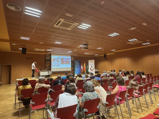 ESTHER DUQUE PIEDRAHITA La localidad abulense de Piedrahíta ha acogido el 20 de agosto el encuentro “La IA aplicada al mundo rural y los usos del Chat GPT”, enmarcado en el programa AceleraPyme Rural, que ha situado la cooperación intergeneracional en el centro del debate sobre innovación y territorio. Estudiantes universitarios, empresarios en activo, comerciantes tradicionales y profesionales retirados han compartido un espacio en el que la inteligencia artificial se ha revelado como herramienta para transformar la economía y la gestión del medio rural. El evento ha reunido a jóvenes formados en ingeniería, informática y ciencias sociales con representantes de pymes, explotaciones agroganaderas y negocios familiares. Esta convergencia ha propiciado un intercambio en el que la visión tecnológica de la juventud se ha entrelazado con la experiencia acumulada de quienes durante décadas han sostenido la actividad económica de la comarca. El Ayuntamiento de Piedrahíta y la Unión Piedrahitense han habilitado los recursos necesarios para que la jornada haya funcionado como un verdadero foro de conocimiento colectivo. Las intervenciones han mostrado que la combinación de perspectivas ha permitido identificar carencias estructurales, desde la escasa digitalización en la gestión administrativa hasta la limitada presencia de los comercios locales en entornos online. Al mismo tiempo, han surgido propuestas apoyadas en herramientas como Chat GPT para diseñar campañas de comunicación, elaborar contenidos o automatizar procesos rutinarios. El empresario tecnológico Gustavo Beltrán, fundador de HumannaIA y reconocido por Forbes en 2023 entre los “Cien más creativos en los negocios”, ha ofrecido la ponencia central. Con trayectoria que ha incluido el desarrollo de robots humanoides contra el acoso escolar, plataformas educativas interactivas y servicios de consultoría para pymes, Beltrán ha subrayado que la inteligencia artificial “ha constituido un recurso de democratización social siempre que se haya aplicado con criterios éticos y visión comunitaria”. El ponente también ha insistido en la necesidad de una formación accesible para todas las edades, argumentando que “la digitalización ha requerido integrar el conocimiento práctico de las generaciones mayores y la capacidad de innovación de la juventud”. Según ha explicado, solo así las tecnologías emergentes han podido adaptarse a la realidad del territorio en lugar de imponer soluciones ajenas a su contexto. Los testimonios recogidos durante la jornada han reflejado esta complementariedad. Una comerciante local ha indicado que “hasta ahora hemos dependido del boca a boca, pero con estas herramientas hemos aprendido a crear mensajes para públicos más amplios sin perder la identidad del negocio”. Por su parte, un estudiante de ciencias sociales ha señalado que “el objetivo ha consistido en traducir la experiencia acumulada en datos útiles para orientar estrategias de desarrollo”. Tanto los participantes como las entidades organizadoras han coincidido en que la inteligencia artificial ha servido para vincular tradición y modernidad bajo un mismo proyecto. La interacción intergeneracional ha demostrado que la transformación digital del medio rural ha exigido no solo conocimientos técnicos, sino también la transmisión de saberes locales y memoria profesional. El encuentro ha evidenciado que la transición tecnológica ha encontrado en la cooperación entre generaciones un instrumento decisivo para impulsar la competitividad y la cohesión social en territorios de baja densidad demográfica. La experiencia de Piedrahíta ha confirmado que el futuro del medio rural ha requerido diálogo, innovación y una alianza efectiva entre juventud, madurez profesional y experiencia sénior.