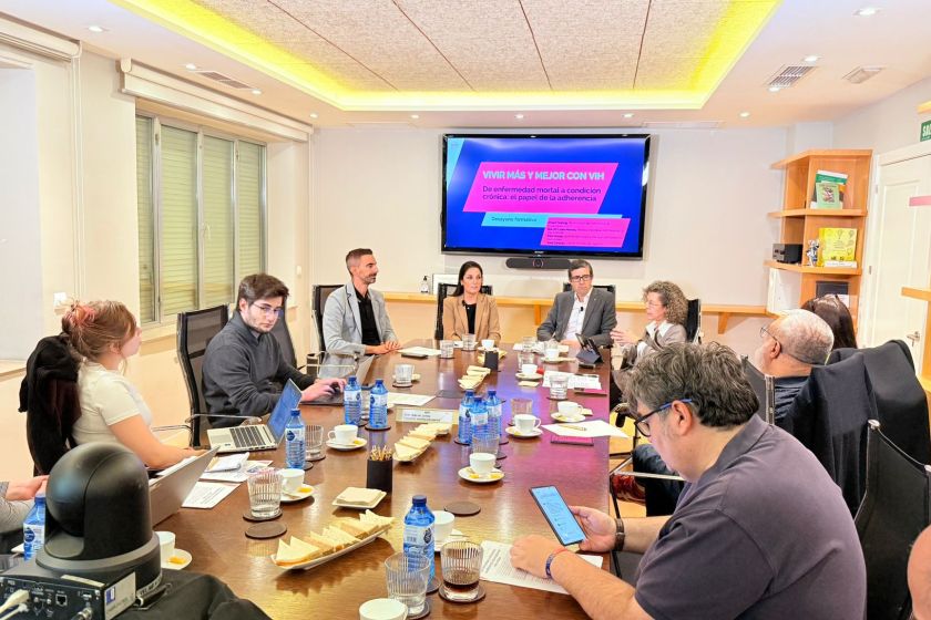 La mitad de las personas con VIH en España lleva más de 15 años diagnosticada; la adherencia al tratamiento se perfila como pieza clave para prolongar y mejorar la vida.