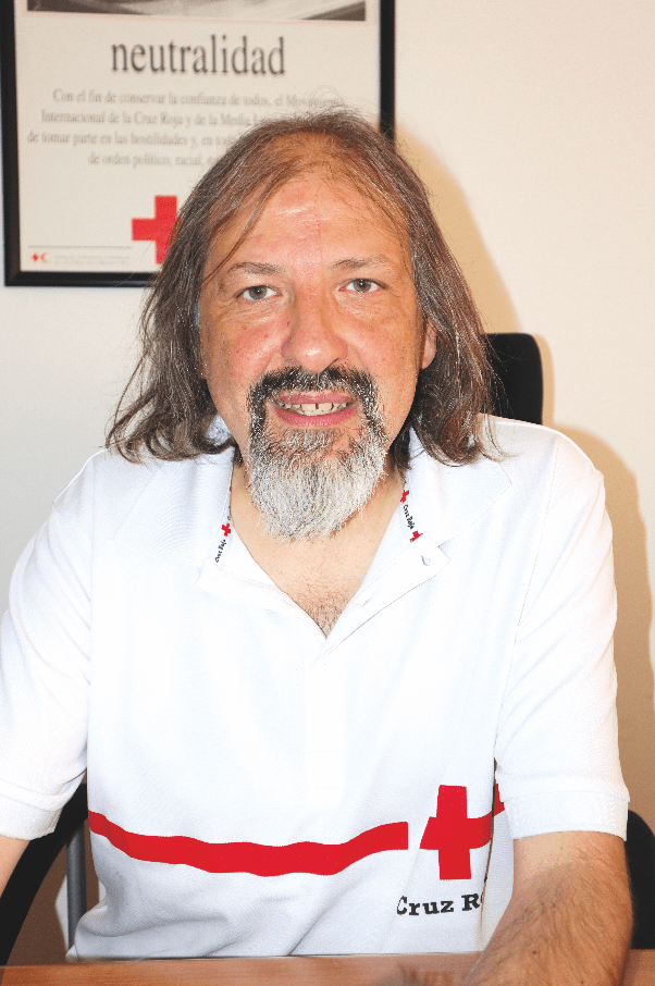 ESTHER DUQUE VALLADOLID Con más de tres lustros dedicado a la atención, acompañamiento e integración social de personas mayores, Óscar Esteban Argüello ha sido testigo y protagonista de una transformación profunda en la forma de entender el envejecimiento. Desde su posición en Cruz Roja, ha impulsado proyectos que rompen estereotipos y fomentan la participación activa de un colectivo que, lejos de retirarse de la vida social, reclama su lugar en ella. En esta conversación, repasa su trayectoria, las lecciones aprendidas y los retos de futuro. Su carrera comenzó en un campo muy distinto al social. ¿Cómo se produjo ese cambio de rumbo? Me formé primero como informático. Me gustaba, aprendí bastante y agradezco todo lo que me aportó, pero pronto entendí que no quería pasarme la vida frente a una máquina. No me consideraba especialmente brillante en ese ámbito y, sobre todo, sentía que necesitaba trabajar con personas, no con sistemas. Después del servicio militar, coincidí en labores de orientación con gente que me hizo replantearme mi camino. Decidí entonces estudiar Educación Social, una disciplina que en España es poco conocida, salvo en comunidades como Cataluña o el País Vasco, donde sí está más desarrollada. Aquí se confunde a menudo con el Trabajo Social, pero son ámbitos distintos: el Trabajo Social gestiona recursos y actúa en el plano asistencial; la Educación Social diseña procesos de formación, dinamiza proyectos y trabaja la dimensión educativa y comunitaria. Desde el principio me atrajo más esta última vertiente, que implica crear, preparar y llevar a cabo actividades con un sentido transformador. ¿Cuándo empieza a tener contacto con personas mayores? R. No estaba entre mis planes iniciales. Tenía prejuicios como tantos otros: pensaba que las personas mayores solo querían que se les atendiese de forma pasiva, que pedían más de lo que estaban dispuestas a dar y que su interés por aprender era reducido. Esos estereotipos se desmoronaron durante los casi siete años que trabajé en las Aulas de Cultura de la Diputación. Recorrí muchos pueblos pequeños impartiendo formación, en su mayoría a mujeres. Aprendían teatro, leían El Principito, descubrían la figura del Empecinado o, en algunos casos, empezaban a leer y escribir. Lo hacían con un entusiasmo impresionante. Recuerdo llegar a localidades donde las participantes bajaban andando desde casas apartadas, golpeaban la puerta del aula con una sonrisa y traían incluso algo para compartir. Escuchar sus historias, desde encender carbón en latas de sardinas para calentar el aula hasta abandonar los estudios siendo niñas pese a tener un gran potencial, me hizo entender que la educación es un derecho que aquí se percibe como obligación para encontrar trabajo, pero que en muchos casos es, sobre todo, un privilegio y una oportunidad. ¿Cómo se produjo su entrada en Cruz Roja? Fue casual. En ese momento impartía clases de español para extranjeros y participaba en un proyecto de formación tecnológica enmarcado en la Garantía Social. La persona encargada se dio de baja y en dos o tres semanas contrataron a varios sustitutos. Un compañero sugirió que lo que se necesitaba no era un profesor, sino un educador social, porque el grupo estaba formado por jóvenes con problemas de drogodependencia o de exclusión. Así entré en Cruz Roja. Cuando ese proyecto terminó, me llamaron para trabajar con personas mayores. Era un programa llamado “Cerca de Ti”, que combatía la soledad en coordinación con Imserso, Cáritas y otras organizaciones. Acepté, pese a que nunca me había imaginado en ese ámbito. Lo que encontré cambió mi perspectiva y me hizo quedarme hasta hoy. ¿Qué impresión tuvo en esos primeros contactos? Al principio, mi relación con los usuarios era a través de la teleasistencia, que entonces estaba en pleno auge. Llegaban expedientes con largas listas de dolencias: artrosis, reuma, Parkinson… Sin ver a las personas, la sensación era que estaba tratando con casos muy graves y con una carga de enfermedad enorme. Pensaba: “¿Cómo voy a preguntarles por sus intereses si están al borde del final?”. Pero al conocerlas cara a cara descubrí personas con humor, inquietudes y una vida social rica. Aprendí que términos que asustan, como “Parkinson” o “Alzhéimer”, no definen por completo a quien los padece. Detrás de cada diagnóstico hay alguien que quiere hablar, reírse y seguir aprendiendo. ¿Cómo nace el Espacio Mayores dentro de Cruz Roja? Surgió de la idea de pasar de acompañamientos individuales a dinámicas grupales. Empezamos con tertulias en bares: un voluntario se reunía con tres personas, otro con dos, y así creábamos grupos pequeños donde la conversación fluía. Después pedimos espacios en centros cívicos para llevar las tertulias allí. Añadimos charlas mensuales, luego quincenales y, más tarde, semanales. Con el tiempo, eso se convirtió en el Espacio Mayores, un lugar de encuentro sin un guion fijo. A veces invitamos a ponentes externos, otras son los propios participantes quienes proponen y desarrollan los temas. Hemos tratado desde sectas hasta periodismo, pasando por historia del arte, música, diversidad sexual o maltrato. Lo más importante es que es un espacio de diálogo donde se respetan opiniones distintas y se fomenta la participación activa. ¿Qué tipo de actividades se desarrollan hoy? Hay un día de tertulia y otro del Espacio Mayores propiamente dicho. Organizamos rutas por Valladolid y sus alrededores, visitas a museos, actividades culturales y encuentros intergeneracionales. Estos últimos son esenciales; buscamos un objetivo común para que jóvenes y mayores aprendan unos de otros. En una actividad en el museo, por ejemplo, los mayores identificaban iconografía religiosa en las obras y los niños aportaban paralelismos con figuras fantásticas de películas o libros. También hemos hecho talleres en los que los jóvenes enseñan a manejar tabletas y, a cambio, aprenden juegos de mesa tradicionales. La clave es romper el asistencialismo: no se trata de “cuidar” a los mayores, sino de crear un ecosistema donde todos se cuidan y enseñan mutuamente. ¿Cómo ha evolucionado la percepción social de la vejez? Al principio, la imagen dominante era la del hogar del jubilado, con baile y dominó como únicas actividades. Hoy encontramos personas con carreras universitarias, con interés en aprender informática, idiomas o historia local. La autoestima, especialmente de las mujeres, ha crecido. Muchas que antes no se atrevían a salir solas para asistir a un curso ahora viajan, participan en obras de teatro o guían a grupos por la ciudad. Sin embargo, todavía persisten actitudes condescendientes. Un error frecuente es tratar a una persona mayor como si fuera de cristal, como si no pudiera asumir retos. Cuando se les devuelve un papel activo, responden. El volntariado parece ser esencial. ¿Quiénes lo integran? El 90% son personas mayores de 65 años: profesores jubilados, fotógrafos, músicos, gente con profesiones muy distintas que quieren seguir aportando. Un ejemplo es el de un profesor de literatura que inició “Leyendo en Compañía”. Al principio quedaban para leer textos, pero con el tiempo se animaron a publicar su propia revista cultural, con entrevistas, reseñas y artículos. Otros organizan rutas históricas o talleres de memoria. Cada voluntario aporta lo que sabe, y eso hace que el programa sea tan variado y enriquecedor. ¿Qué anécdotas conserv? Hay muchas. Recuerdo a un hombre que acudía siempre hablando de sus dolores. Participó en una lectura teatral del Empecinado y, a partir de entonces, empezó a hablar de historia en lugar de enfermedad. Fue un cambio radical en su actitud. Otro caso fue una charla de astronomía en la que los asistentes pudieron conversar directamente con un catedrático. Salieron orgullosos de haberle hecho preguntas y de recibir respuestas de primera mano. También recuerdo a un grupo de teatro leído que actuó en un bar y sorprendió a familiares que no imaginaban esa faceta en ellos. Son momentos en los que se ve cómo una actividad puntual puede devolver a una persona un sentido de pertenencia y motivación. Trabajar con un colectivo que envejece conlleva pérdidas. ¿Cómo las afronta? Con realismo. En estos años hemos despedido a muchas personas queridas. La pandemia fue especialmente dura: supuso un cierre de ciclo para muchos grupos. Ahora vivimos otra fase de despedidas, inevitable con el tiempo. Pero también hemos hecho homenajes, como el del grupo que llevaba quince años bailando pasodobles en La Laguna, recreando fotos antiguas y celebrando su trayectoria. Aprendes a convivir con la muerte y la enfermedad, pero también con la satisfacción de haber acompañado y de saber que la persona se sintió parte de algo hasta el final. ¿Qué dificultades enfrenta ahora el programa? La demanda es tan alta que no damos abasto. No hacemos publicidad y, aun así, las listas se llenan. Hay rutas con más de cincuenta personas, museos en los que necesitamos tres turnos y actividades que no podemos repetir por falta de espacio y personal. Clasificar quién “necesita más” es difícil: hay quien parece muy afectado y luego mantiene mucha actividad social, y otros que aseguran no necesitar nada pero están en situación de aislamiento. La prevención es fundamental: si logramos que la gente se mantenga activa, evitamos que se deteriore y que acabe en una residencia o en situación de dependencia avanzada. Además, reduciríamos la carga emocional y física sobre las familias cuidadoras. Al principio tenía prejuicios sobre el trabajo con mayores. ¿Cómo lo ve ahora? Ahora lo veo como una etapa con oportunidades únicas. Me gusta explicarlo con una metáfora de El Señor de los Anillos: de jóvenes queremos ser Legolas, ágiles y admirados; de adultos asumimos el papel de Aragorn, con sus responsabilidades; y en la vejez podemos ser Gandalf, con la sabiduría de quien ya ha vivido mucho y puede transmitirlo. El problema es que la sociedad no siempre está dispuesta a escuchar, y a veces las propias personas mayores creen que ya no tienen nada que aportar. Hay que desmontar esa idea. ¿Qué mensaje enviaría a quienes ven la vejez como una etapa pasiva? Que se están perdiendo una fuente de conocimiento inmensa. Escuchar a quienes han vivido varias décadas de historia real es un privilegio. Y a las personas mayores, que no se autolimiten: mientras haya algo que les motive, hay vida plena. La clave es no dejar que la edad sea una excusa para retirarse.