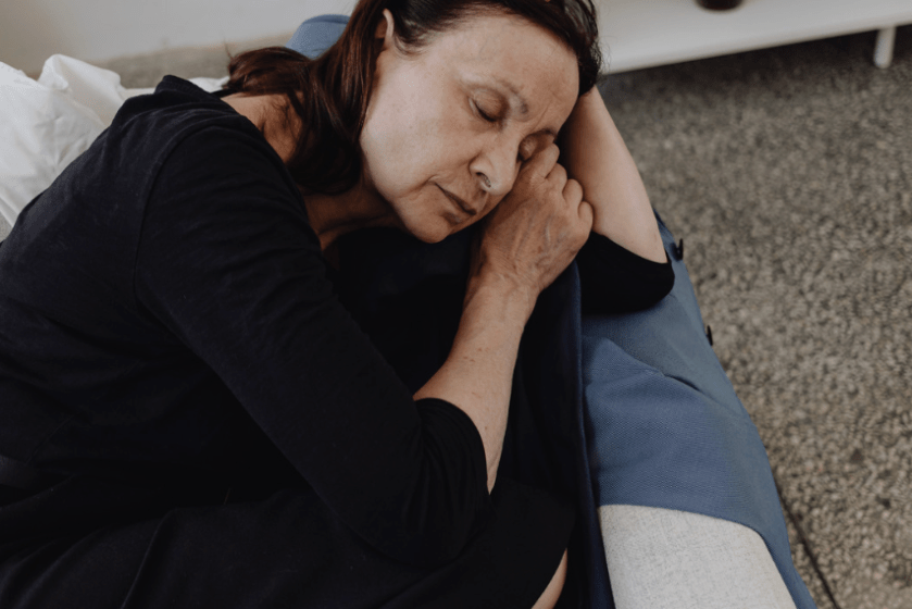 Descubra cómo dormir bien durante la menopausia pese al cambio de hora en España: siete claves efectivas para un descanso reparador sin interrupciones.