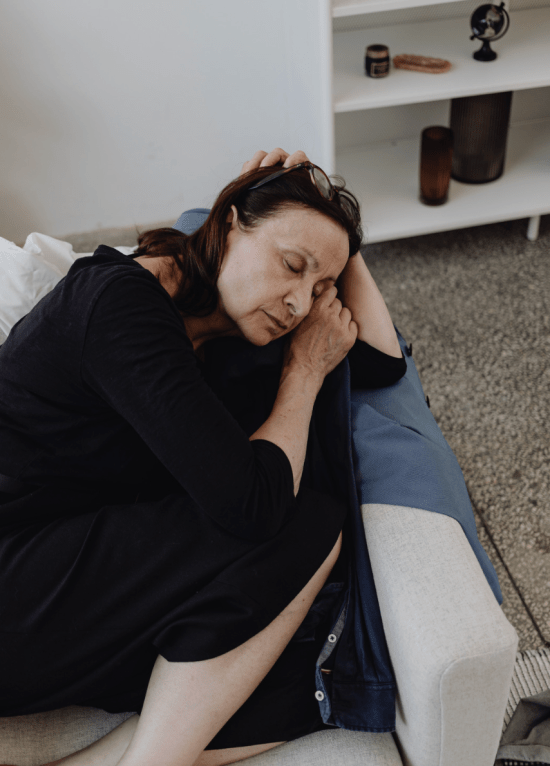 Descubra cómo dormir bien durante la menopausia pese al cambio de hora en España: siete claves efectivas para un descanso reparador sin interrupciones.