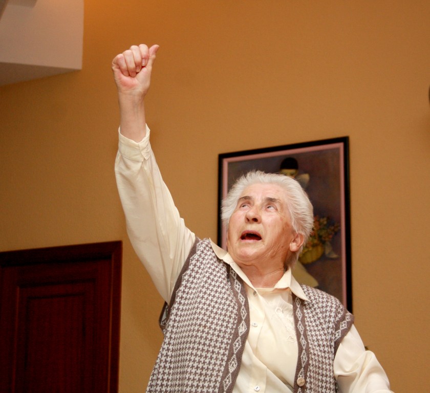 En pleno siglo XXI, cuando las democracias consolidadas proclaman su lealtad a la equidad, la solidaridad entre generaciones y los derechos fundamentales, persisten situaciones que quebrantan, de forma alarmante, la dignidad de las personas mayores. No se puede obviar que la mayoría de los centros residenciales en nuestra Comunidad Autónoma operan bajo principios de respeto, vocación y profesionalidad. Muchos constituyen verdaderos espacios de acompañamiento, atención sanitaria de calidad y cuidado afectivo, sobre todo para quienes han perdido el respaldo familiar o presentan altos grados de dependencia. Sin embargo, sería un ejercicio de irresponsabilidad utilizar el buen funcionamiento de la mayoría como pretexto para no escrutar aquellos casos que evidencian fallos del sistema. La sociedad tiene un deber ineludible con sus mayores. No únicamente por lo que representaron en la construcción del país —económica, educativa y democráticamente—, sino porque su vulnerabilidad actual los convierte en sujetos prioritarios de protección. El artículo 25 de la Declaración Universal de los Derechos Humanos establece el derecho a una existencia decorosa en la tercera edad, incluyendo el acceso a vivienda adecuada, alimentación suficiente, asistencia sanitaria y respaldo social. España ha suscrito tratados internacionales que ratifican dicho principio, como el Protocolo de San Salvador o la Carta Social Europea. No obstante, la aplicación efectiva de estas normas sigue siendo, en demasiadas ocasiones, desigual y dependiente del entorno socioeconómico o del municipio de residencia. El trato digno no es una concesión ni un gesto voluntario: es una obligación jurídica, ética y moral. Toda forma de sujeción física carente de justificación médica o sin supervisión facultativa constituye una transgresión de derechos fundamentales. Pero, atención, no existe política pública eficaz sin implicación ciudadana. El trato respetuoso a los/as adultos/as no puede ser una aspiración impuesta exclusivamente desde las administraciones, sino una responsabilidad compartida. La sociedad civil debe asumir un papel activo: familiares, allegados, vecinos, profesionales, voluntarios y nosotros, los propios medios de comunicación. No se puede generalizar un maltrato en todos los centros, y tratar con excepcionalidad cada caso, pero no se puede obviar ni utilizar de manera sensacionalista. Hay que respetar desde la imagen individual de la persona hasta la del colectivo. Porque las profesionales que trabajan en infraestructuras residenciales merecen el mayor de los respetos, y la mayor visibilidad posible, desde la dirección hasta la limpiadora, y condenando a todos por un caso se está cometiendo la mayor injusticia del mundo, junto con la del maltrato. Las unidades convivenciales, el cohousing, los centros integrados en barrios y los proyectos intergeneracionales son modelos probados y eficaces. No todo depende de la dotación económica: también hacen falta planificación, liderazgo y diálogo con todos los agentes implicados, y cambio en las Leyes como se está produciendo. Pero ojo, como familiares, tenemos que ser conscientes de que si ‘rateamos’ en los precios, si como sociedad, hijos, nietos, queremos gastarnos lo mismo en un mes de atención que en una plaza de garaje estamos muy equivocados. La inversión pública y privada que hay que hacer para garantizar la calidad de los servicios tiene que ir de la mano de la concienciación de que las presonas no son un gasto, ni un banco sobre el que después recibir la herencia. La dignidaidad no debería medirse por el egoismo, sino por la solidaridad tanto en el entorno familiar como en el del Estado de Bienestar, y por favor, con una financiación digna dentro de los Presupuestos Generales del Estado para que nadie se quede fuera. Cuidar es respetar, proteger, acompañar durante toda la vida.