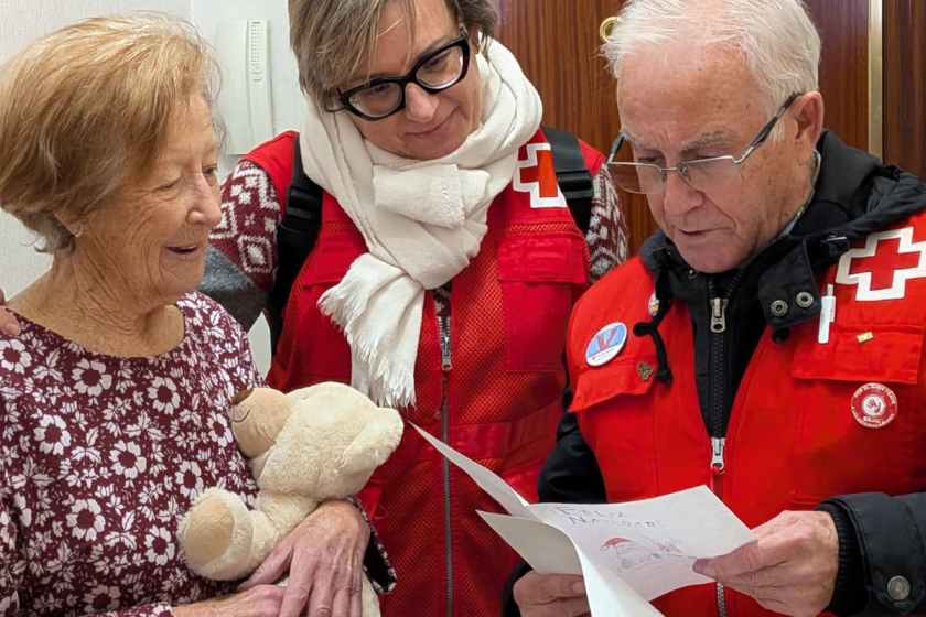 La campaña “Ante la soledad no deseada… Estoy Contigo” reparte más de 1.300 cartas y 1.200 peluches en Palencia. Una iniciativa de Cruz Roja que llena hospitales y residencias de cariño. Más en GacetadeCastillayleon.com.