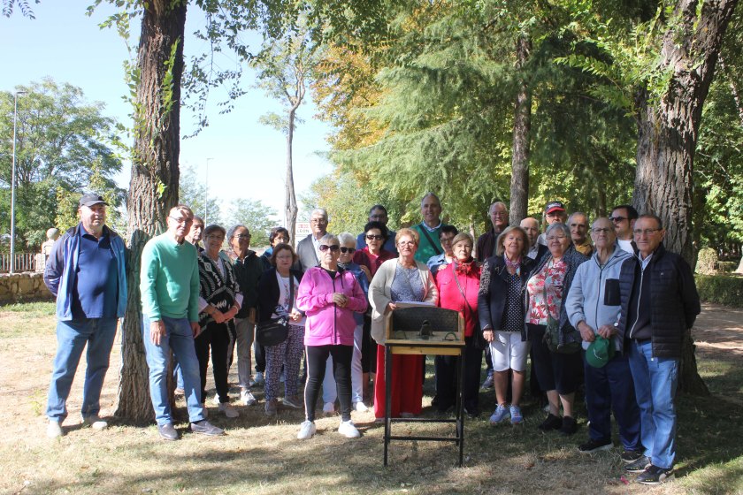 C.B. ATIENZA MEDINA DE RIOSECO La cultura y las actividades lúdicas nos rodean y no podemos abstraernos de sus estímulos. Un viaje a la playa, una obra de teatro, juegos de mesa, un curso de cocina… Sin embargo, no siempre la disfrutamos de igual modo a lo largo de la vida, ya que aspectos como la edad o etapas vitales como la jubilación pueden influir en cómo las consumimos e incluso en la manera de percibirlas y de participar. Aparte de los aspectos que tiene el consumo de cultura para el envejecimiento activo y saludable de cualquier persona, este tipo de actividades pueden fortalecer el sentido e identidad personal, preservando y transmitiendo conocimientos, o adquiriendo nuevos propósitos en etapas esenciales como la jubilación. «A la gente mayor le cuesta mucho salir de casa y hacer actividades, y muchas veces, cualquier excusa es buena para para quedarse en el sofá», explica la presidenta de la Asociación de Personas Mayores de Medina de Rioseco Rúa Mayor, María Pilar Díez. Asistir a eventos como el teatro y charlas, participar en talleres o viajar. Son prácticas que la agrupación riosecana fomenta entre sus 380 socios para «el desarrollo y crecimiento personal», y también para afrontar «eventos vitales que impacten negativamente en la vida de una persona».Y con motivo del Día de las Personas Mayores, que se celebra el 1 de octubre, Rúa Mayor celebró su XXXII Semana Cultural con un sinfín de actividades como meriendas, juegos autóctonos, teatro o la charla ‘Familia, trabajo y arte’, del pintor local, Jesús Amigo. Una iniciativa que «es muy importante para todos los socios» y que tiene su colofón con la comida de hermandad, que logró reunir a casi todos ellos en un evento que rindió homenaje a seis de las personas de mayor edad y que más tiempo llevan en la asociación: Pilar Herrero, Milagros López, Soledad Blanco, Matías Margareto, Simona Herrero y Carmina. La traca final llegará con las vacaciones para socios con destino Benidorm, este mismo mes de octubre. Atrás queda un año lleno de emociones «en el que no hemos parado de viajar, visitar museos y asistir a conferencias», señala con rostro de satisfacción Pilar. «Siempre estamos pensado qué cosas hacer». La presidenta asumió el cargo en 2021 y desde entonces la Asociación Rúa Mayor ha logrado triplicar el número de socios. Algo que no es casualidad y que se debe «al diálogo continúo y a que la gente habla y recomienda nuestras actividades». Sin duda, buena parte del éxito de Rúa Mayor se debe la propia Pilar. Una mujer emprendedora, incluso en tiempos en los que no era tan habitual. Dirigió durante casi tres décadas el Hotel María Victoria y decidió abrir Irish River, un pub irlandés cuando este tipo de locales no eran tan usuales como ahora. Junto a ella y como aliado en sus proyectos siempre estuvo su marido, Luis Ortega. «Yo proponía la idea y juntos nos embarcábamos en estos proyectos». Pilar echa una mirada atrás para rememorar cómo era la vida antes. Recuerda que «antes salíamos mucho». Incluso «había baile todos los días en verano». Con especial cariño y añoranza destaca «la ‘explosión’ de Medina de Rioseco cuando abrieron discotecas como La Oca y La Menta, que atraían a miles de personas». En este sentido, aboga por mantener viva la llama del pasado y preservar las costumbres. Por ello, desde que es presidenta de Rúa Mayor ha organizado tres talleres intergeneracionales para que la infancia «sepa cómo la vida era antes». En esta etapa vital cobra especial relevancia la generatividad como fuente de bienestar, esto significa: el interés en dejar una contribución al mundo, un legado simbólico. De esta manera, «nietos de nuestros socios descubrieron la forma de vivir hace 40 años y se sorprendieron al ver un candil o una vieja maquina para tejer medias». Este ‘compartir’ entre mayores y niños «tiene un impacto muy positivo en la salud emocional de las personas mayores, ya que permite utilizar el tiempo de una manera significativa y gratificante». Tan importante como preservar nuestras costumbres es estar al día con las nuevas tecnologías. La creciente digitalización de los servicios y las transacciones comerciales ha transformado la vida cotidiana de la sociedad actual, un fenómeno que impacta de manera significativa en ciertos colectivos, especialmente en las personas mayores. Un ritmo acelerado que «desde la asociación hemos tenido muy en cuenta, por lo que hemos apostado por participar en talleres para utilizar mejor nuestros Smartphones y ordenadores». Aunque «no es fácil que las personas se animen a aprender, porque están acostumbras a que sus hijos y nietos hagan cualquier tipo de trámite por ellas». Aprender a pedir cita a través del teléfono móvil o hacer una videollamada son algunas de las utilidades que gracias a estos talleres Pilar y el resto de socios han aprendido a usar. Casi con tanta destreza como a competir a los bolos o el juego de la rana. Juegos autóctonos que cada Semana Cultural pone en valor Rúa Mayor. Rosario Asensio es una de las socias que no falta a esta cita. Acierta y meter la ficha en la boca de esta figura en forma de anfibio. Con emoción dice que «estas propuestas hace que personas que vivimos solas salgamos mucho más de casa y podamos conocer otros lugares, porque quizás de otra manera no realizaríamos viajes». Otro de los socios, Ángel Carranza, subraya que «como tenemos tiempo libre nos gusta jugar, aprender y divertirnos en armonía con el resto de participantes». Ambos coinciden en que «juegos, talleres y los bailes hacen que estemos más unidos». Incluso entre esos vecinos que solo se conocían de vista y que ahora son buenos amigos. A pesar de que «el programa de la Semana Cultural y durante el resto del año es muy completo, siempre se puede mejorar algo, aunque principalmente echamos de menos contar con un local más grande para reunirnos, porque el actual se queda algo escaso para algunos momentos». El impacto de la cultura y el ocio en la felicidad en las personas es innegable. Y para muestra un botón: la Asociación de Personas Mayores Rúa Mayor. Y es que como dice Pilar, «salir de casa para estar activos permite disfrutar, emocionarse, socializar y contribuye a mejorar nuestra salud mental».
