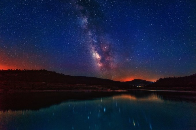 Guía pionera de astroturismo reúne 65 rutas para observar el cielo en España, 53 certificadas Starlight, ante el eclipse total de sol de 2026.