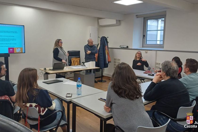Castilla y León forma al personal del 1-1-2 en Lengua de Signos Española para mejorar la atención a personas sordas y reforzar la accesibilidad en emergencias.