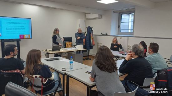 Castilla y León forma al personal del 1-1-2 en Lengua de Signos Española para mejorar la atención a personas sordas y reforzar la accesibilidad en emergencias.