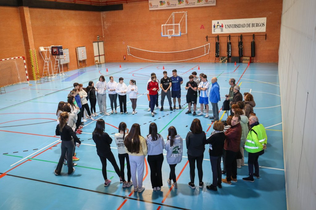 38 alumnos del Grado en Enfermería aplican por primera vez el Senior Fitness Test a 31 adultos mayores reales en el Polideportivo Universitario, en una práctica clínica pionera.