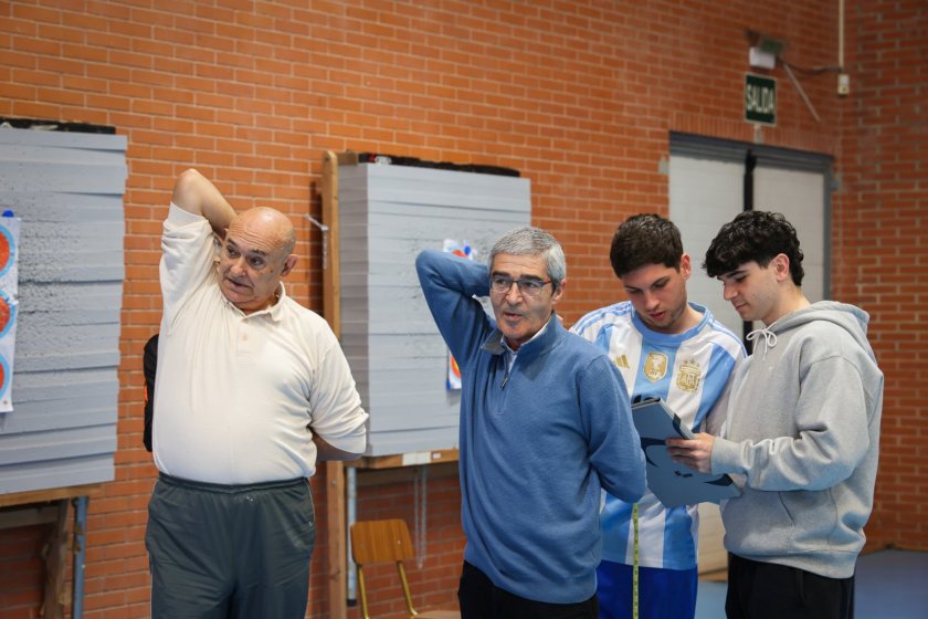38 alumnos del Grado en Enfermería aplican por primera vez el Senior Fitness Test a 31 adultos mayores reales en el Polideportivo Universitario, en una práctica clínica pionera.