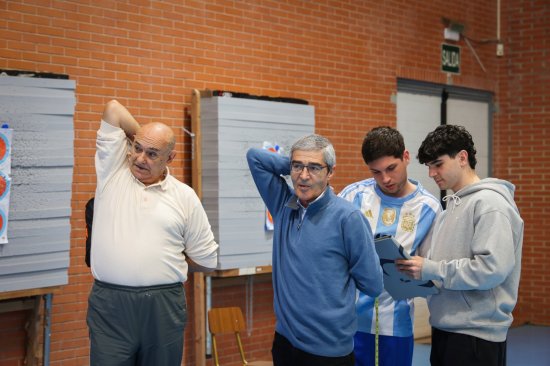38 alumnos del Grado en Enfermería aplican por primera vez el Senior Fitness Test a 31 adultos mayores reales en el Polideportivo Universitario, en una práctica clínica pionera.