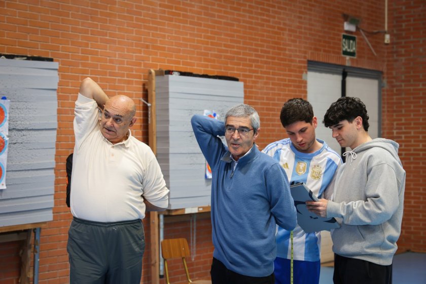 38 alumnos del Grado en Enfermería aplican por primera vez el Senior Fitness Test a 31 adultos mayores reales en el Polideportivo Universitario, en una práctica clínica pionera.