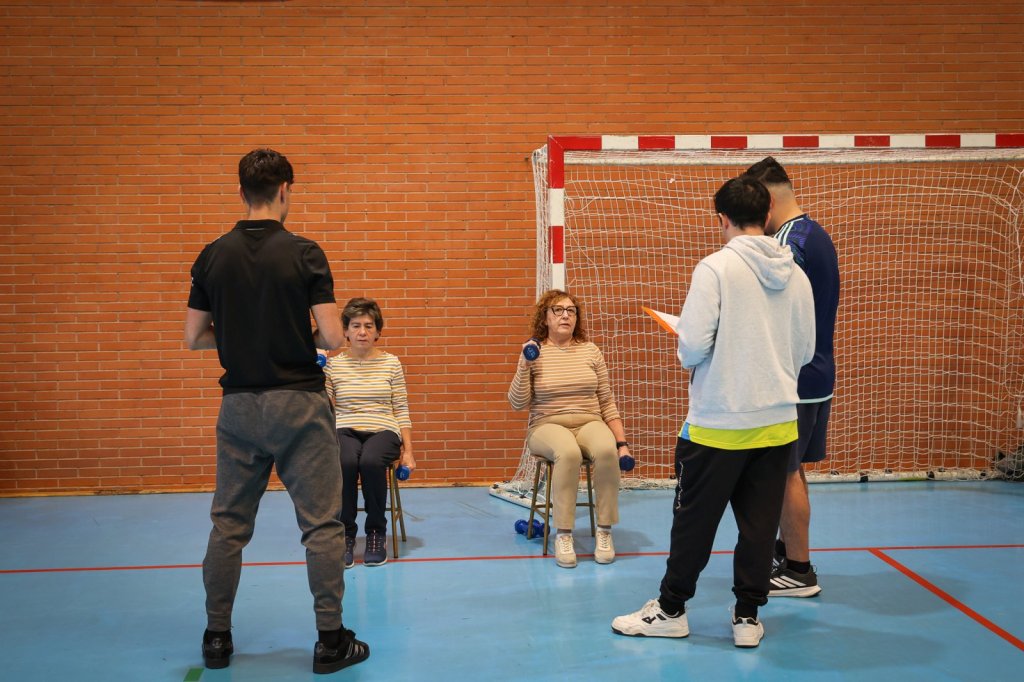38 alumnos del Grado en Enfermería aplican por primera vez el Senior Fitness Test a 31 adultos mayores reales en el Polideportivo Universitario, en una práctica clínica pionera.