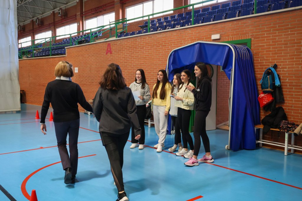 38 alumnos del Grado en Enfermería aplican por primera vez el Senior Fitness Test a 31 adultos mayores reales en el Polideportivo Universitario, en una práctica clínica pionera.