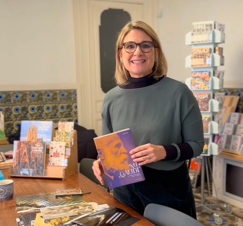 El Museo Casa Botines Gaudí de León presenta el libro Mi Gaudí, de Chiara Curti, una biografía del arquitecto Antoni Gaudí construida a partir de cartas y testimonios de sus amigos.