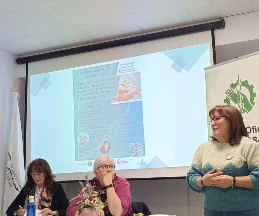 El Colegio Oficial de Trabajo Social de Palencia aborda bioética, eutanasia y humanización sanitaria en una jornada formativa celebrada en marzo.