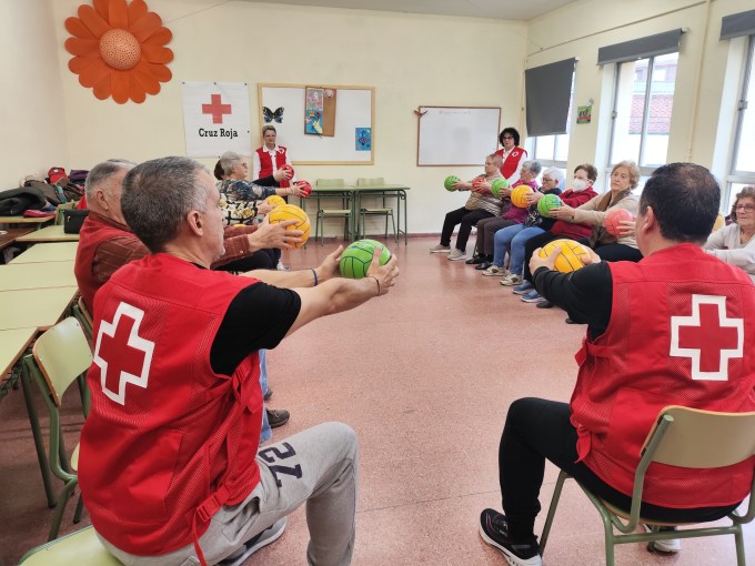 Cruz Roja organiza en Valladolid rutas culturales, paseos saludables y talleres para promover el envejecimiento activo entre personas mayores, con visitas a Ferrer-Dalmau, San Felipe Neri, Santa Isabel y el Museo Anatómico.