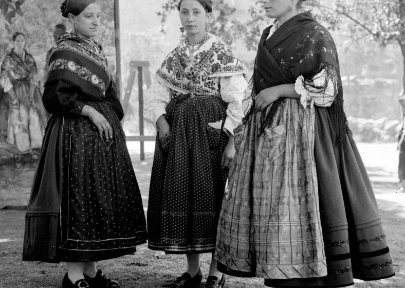Vestir el barro catálogo, cerámica Castilla y León, indumentaria tradicional España, Escuela Madrileña de Cerámica, patrimonio etnográfico