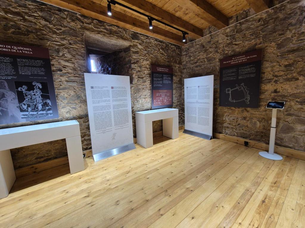 FUNDOS inaugura la exposición documental 'Don Suero de Quiñones: más allá de la leyenda' en el castillo que reconstruyeron sus padres en Laguna de Negrillos (León). Abierta hasta el 7 de junio.