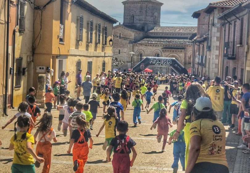 La XII Carrera San Telmo de Frómista alcanza cifras récord con 1.430 participantes y 9.005 euros recaudados para la Asociación Palentina de Párkinson. Javier Sangrador y Sara García, ganadores absolutos.