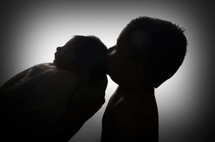 acogimiento familiar hermanos, Aldeas Infantiles SOS, niños sistema protección España, derechos infancia hermanos, separación hermanos impacto emocional, acogida familiar España, bienestar infantil, políticas infancia España, Día de los Hermanos, protección menores