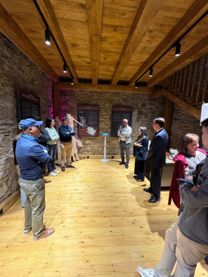 FUNDOS inaugura la exposición documental 'Don Suero de Quiñones: más allá de la leyenda' en el castillo que reconstruyeron sus padres en Laguna de Negrillos (León). Abierta hasta el 7 de junio.