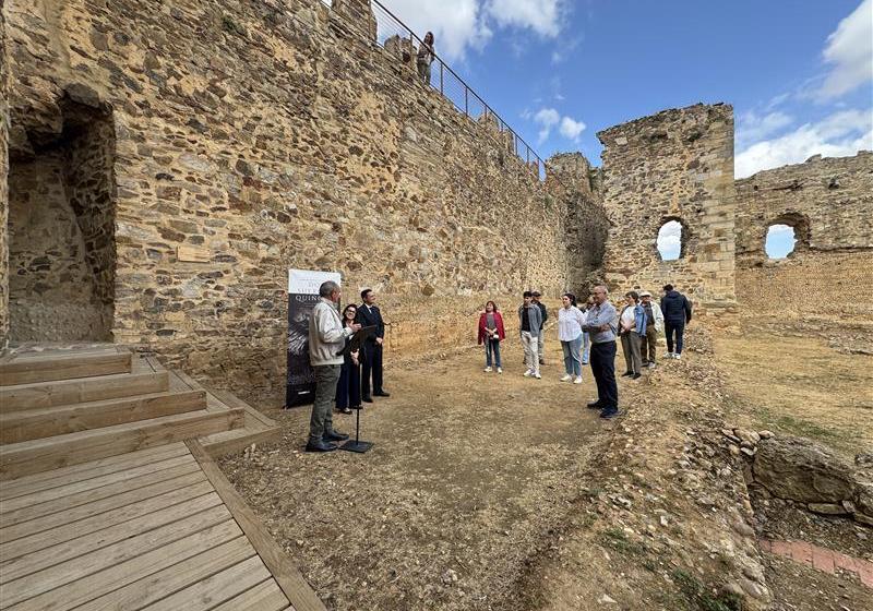 FUNDOS inaugura la exposición documental 'Don Suero de Quiñones: más allá de la leyenda' en el castillo que reconstruyeron sus padres en Laguna de Negrillos (León). Abierta hasta el 7 de junio.