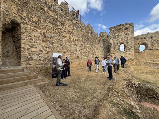 FUNDOS inaugura la exposición documental 'Don Suero de Quiñones: más allá de la leyenda' en el castillo que reconstruyeron sus padres en Laguna de Negrillos (León). Abierta hasta el 7 de junio.