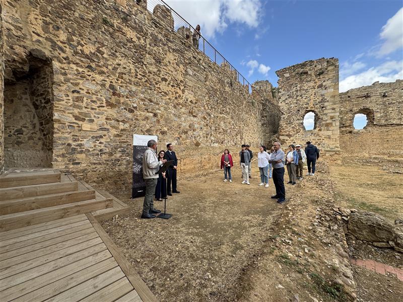 FUNDOS inaugura la exposición documental 'Don Suero de Quiñones: más allá de la leyenda' en el castillo que reconstruyeron sus padres en Laguna de Negrillos (León). Abierta hasta el 7 de junio.