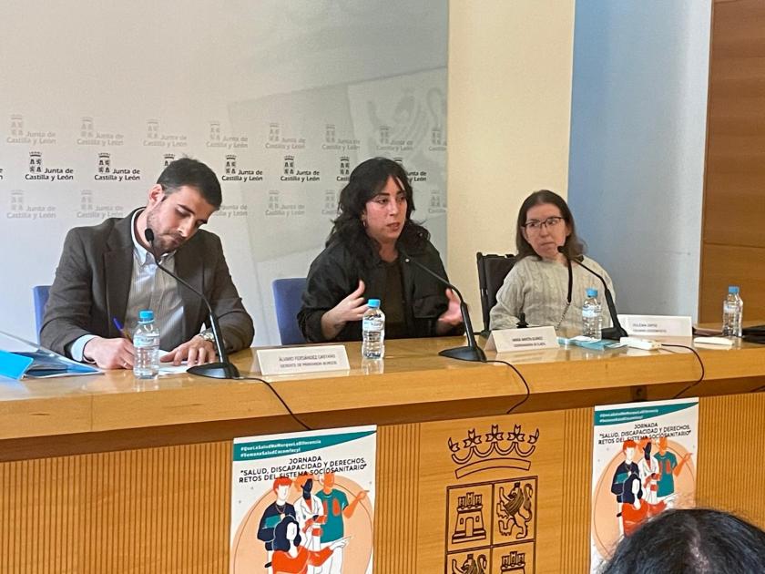 Expertos reclaman más recursos, tecnología accesible y un modelo centrado en la persona