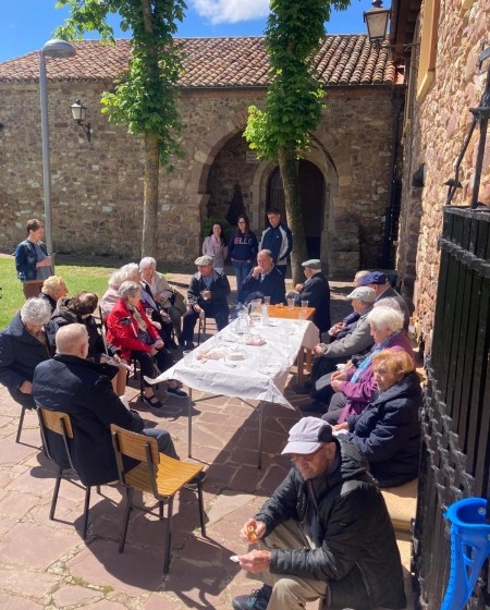 Los residentes de Nuestra Señora de Los Milagros participaron en excursiones y actividades intergeneracionales con estudiantes de ESO.