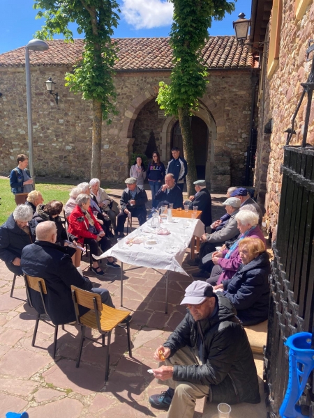 Los residentes de Nuestra Señora de Los Milagros participaron en excursiones y actividades intergeneracionales con estudiantes de ESO.