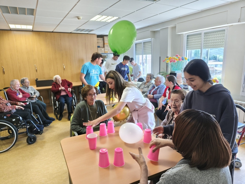 Los residentes de Nuestra Señora de Los Milagros participaron en excursiones y actividades intergeneracionales con estudiantes de ESO.
