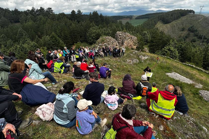 Un centenar de personas participó en el Geolodía 2026 del Geoparque Las Loras para conocer la Formación Aguilar.
