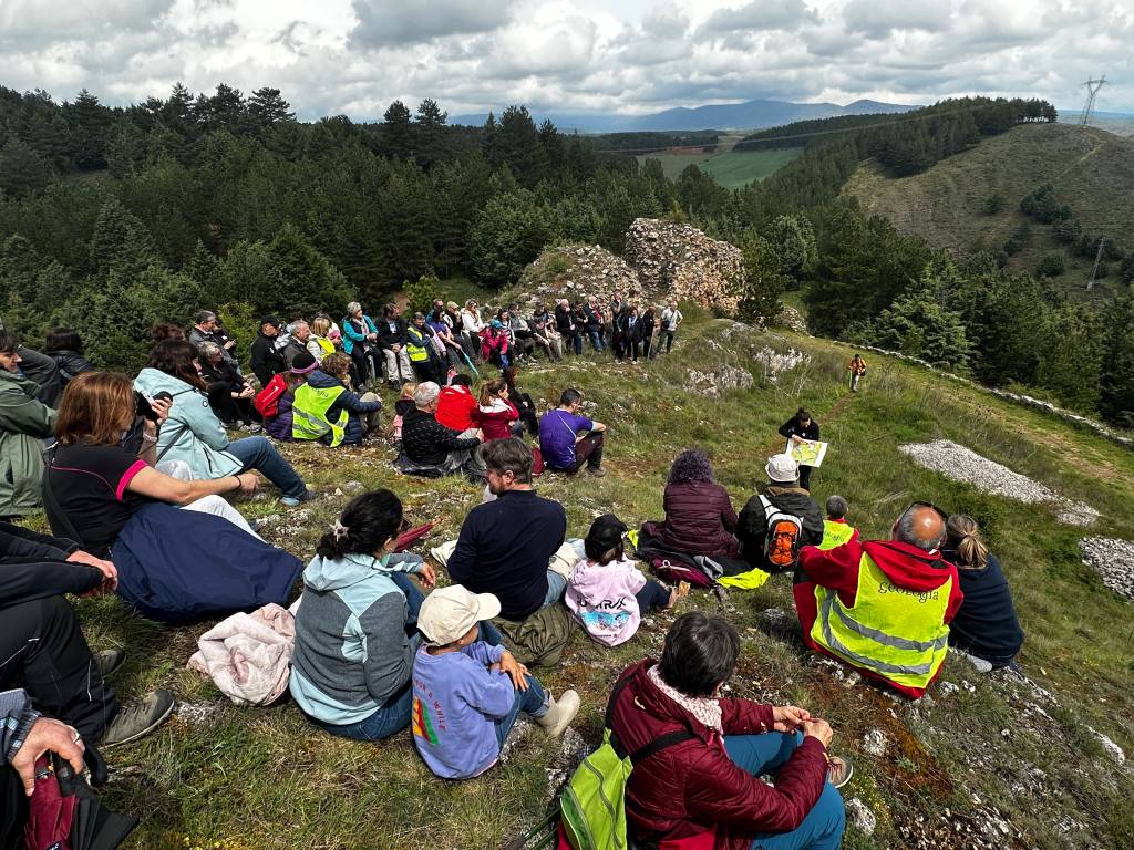 Un centenar de personas participó en el Geolodía 2026 del Geoparque Las Loras para conocer la Formación Aguilar.