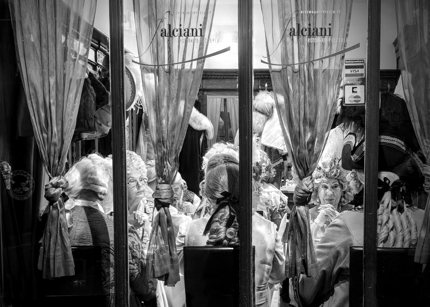 La fotógrafa Librada Martínez Cano gana el concurso del Museo de León por el Día Internacional de los Museos con la obra ‘Il Carnevale’.