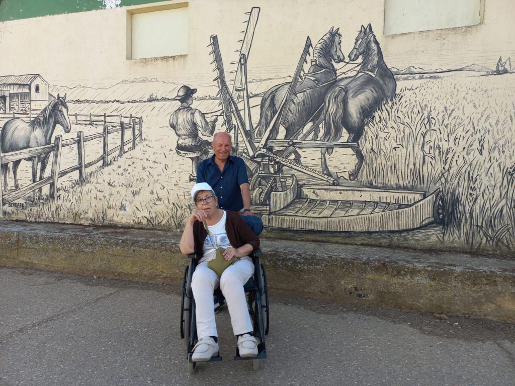 Las personas mayores de Tercera Actividad recorren los murales rurales de Villaherreros para celebrar el Día Internacional de los Museos.