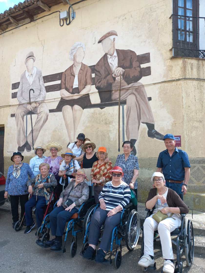 Las personas mayores de Tercera Actividad recorren los murales rurales de Villaherreros para celebrar el Día Internacional de los Museos.
