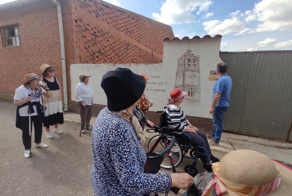 Las personas mayores de Tercera Actividad recorren los murales rurales de Villaherreros para celebrar el Día Internacional de los Museos.