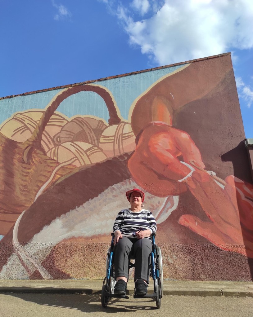 Las personas mayores de Tercera Actividad recorren los murales rurales de Villaherreros para celebrar el Día Internacional de los Museos.