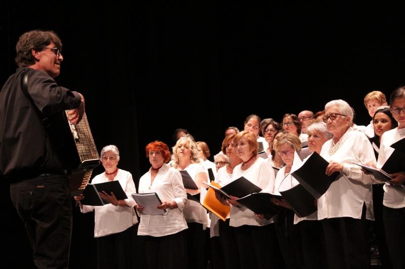 Nueve coros de la provincia actúan en el Teatro Juan Bravo en el cierre del curso de Aulas para Convivir Cantando.